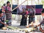 BAKAR-LEKUN-Anggota-Sanggar-Dalamawarani-saat-membakar-Lekun-di-RT-006.jpg