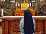 BERDOA-Seorang-suster-sedang-berdoa-di-depan-altar-Gereja-Januari-2025.jpg