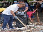BERSIHKAN-SAMPAH-Bupati-Ende-YOSEF-BENEDIKTUS-BADEODA-saat-membersihkan-sampah.jpg