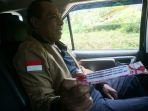 Bupati-Ngada-Andreas-Paru-menujukan-coklat-di-mobil-dinasnya.jpg