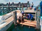 Dermaga-biru-di-Labuan-Bajo-Kabupaten-Manggarai-Barat-yang-rusak.jpg