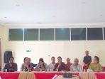 Dr-Ahmad-Atang-saat-memberikan-kritik-dan-masukan.jpg