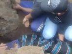 EVAKUASI-Warga-saat-berusaha-melakukan-evakuasi-salah-satu-korban.jpg