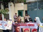 Emak-emak-ikut-demo-bela-Ustaz-Abdul-Somad-UAS-di-Kantor-Kedutaan-Besar-Singapura.jpg