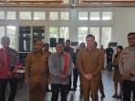 FOTO-BERSAMA-Romo-Dus-Bone-tengah-dengan-menggunakan-kemeja-abu-abu.jpg