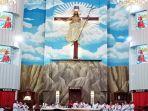 GEREJA-KATOLIK-Umat-saat-misa-di-Gereja-Katedral-Tiga-Raja-Timika-Papua-INA.jpg