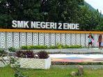 HALAMAN-SMKN-2-ENDE-Para-pelajar-SMK-Negeri-2-saat-menerima-makan-bergizi-gratis.jpg