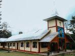 Inilah-tampak-depan-Gereja-Paroki-Santa-Theresia-Mbata-di-Desa-Rana-Mbata.jpg