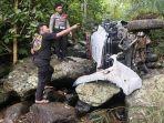 JATUH-KE-JURANG-Sebuah-Ambulans-dengan-nomor-polisi-EB-8038-WJ-terjun-ke-jurang.jpg