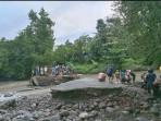 Jembatan-Pina-Rangkat-ambruk-diterjang-banjir-bandang.jpg
