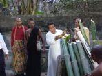 KIRAB-Pastor-dan-umat-Katolik-Paroki-Santo-Martinus-Bola.jpg