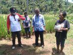 Kadis-Pertanian-Jimmy-Sadipun-bersama-camat-Talibura-dan-Staf-PPL-dan-PUPT.jpg