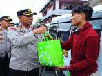 Kapolres-Ngada-AKBP-Padmo-Arianto-membagikan-Sembako-kepada-Tukang-Ojek.jpg