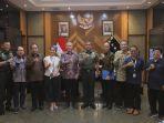 Kasad-TNI-AD-pose-para-pimpinan-Kompas-Gramedia-dan-Tribun-Network.jpg
