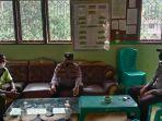 Kasub-Sektor-Nebe-Aipda-Sadriyanto-sedang-mengambil-keterangan-dari-Fransiskus-Robson.jpg