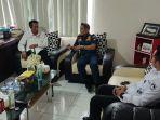 Kepala-perwakilan-Ombudsman-NTT-Darius-Beda-Daton-diskusi-dengan-Kepala-Syahbandar-Kupang.jpg