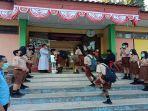 Kepala-sekolah-SMP-Katolik-Frater-Maumere-para-guru-menyambut-siswa-di-halaman-sekola.jpg