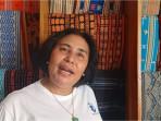Lely Maun Perempuan Ulet di Labuan Bajo Guratkan Kisah Sukses Penjual Tenun Ikat