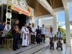 Melki-Laka-Lena-di-Depan-Gereja.jpg