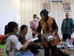 Menteri-sosial-memberikan-dukungan-moril-kepada-orang-tua.jpg