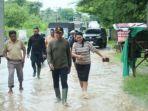 PANTAU-Wakil-Gubernur-NTT-terpilih-Johni-Asadoma-di-Lokasi-Banjir-Oebelo-NTT.jpg