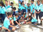 PASANG-BOTOL-PLASTIK-Dosen-Fakultas-Teknik-Universitas-Nusa-Nipa-Anastasia-M.jpg