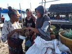 PASAR-BARTER-Suasana-pasar-barter-di-pesisir-pantai-Desa-Nangahale.jpg