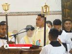 PASTOR-BACA-INJIL-Seorang-pastor-saat-membaca-Injil-di-Katedral-Ende.jpg