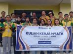 POSE-BERSAMA-Dosen-Pembimbing-Lapangan-DPL-KKN-mahasiswa-Undana-Kupang.jpg