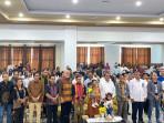POSE-BERSAMA-Frasiskus-Pati-Herin-didampingi-istri-dan-anak-anak-dengan-Gubernur-NTT.jpg