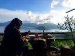 Pengunjung-sedang-menikmati-keindahan-alam-di-Tanjung-Cinta-Eputobi.jpg