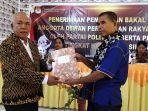 Pengurus-NasDem-Sikka-Kemeja-Biru-saat-Pendaftaran-nama-bakal-calon-anggota-DPRD.jpg