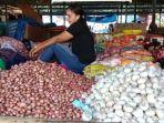Penjual-kebutuhan-bahan-pokok-di-Pasar-Alok-Kabupaten-Sikka.jpg