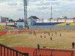 Persebata-hijau-versus-BMU-Alor-Pantar-merah.jpg