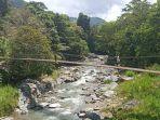Pesona-jembatan-Gantung-Swepoi.jpg