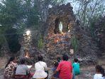 Puluhan-umat-Katolik-di-Stasi-Santo-Stefanus-Waturia-berziarah-di-Gua-Maria-Watuwoga.jpg