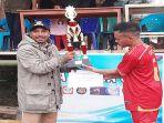 SERAHKAN-HADIAH-Kepala-Desa-Rana-Mbata-Yohanes-Bosco-Kurniawan.jpg