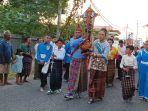 Salib-IYD-saat-diarak-menuju-Gereja-Wairumbia-Maumere.jpg