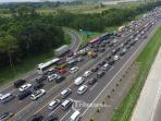 Sejumlah-kendaraan-pemudik-kembali-memadati-jalan-Tol-Jakarta-Cikampek.jpg