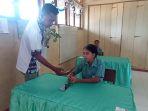 Seorang-guru-di-SDI-Natarita-meminjamkan-HP-android.jpg