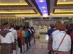 Suasana-misa-di-Aula-Kantor-Pusat-KSP-Pintu-Air-Rotat-Indonesia.jpg