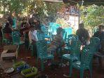 Suasana-penguburan-di-rumah-korban-pembunuhan-ODGJ-di-Adabang-Kecamatan-Titehena.jpg