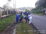 Tampak-sejumlah-pelajar-di-Borong-sedang-membersihkan-sampah.jpg