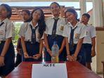 Tiga-orang-siswa-SMPK-Frater-Maumere-menampilkan.jpg