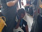 Umat-menangis-saat-mengikuti-ibadat-di-depan-pintu-Kapela-Tuan-Ma-Kota.jpg