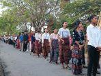 Umat-tampak-mengenakan-sarung-tenun-saat-prosesi-Salib-IYD-Minggu-28-Mei-2023.jpg