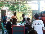Warga-Kabupaten-Sikka-mengantre-di-Kantor-Pos-Cabang-Maumere-guna-menerima-bantuan.jpg