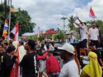 Warga-Kelurahan-Ekasapta-demo-di-PN-Larantuka.jpg