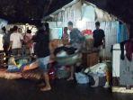 Warga-Labuan-Bajo-Evakuasi-Barang.jpg