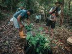 Warga-saat-menanam-anakan-pohon-di-kawasan-mata-air-Tiba-Go-Desa-Aeramo.jpg